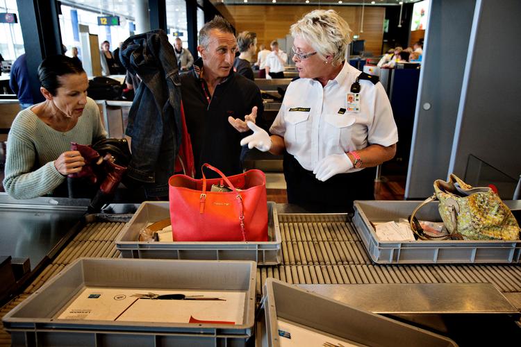 I sikkerhedskontrollen i København Lufthavn vil sikkerhedstjekket tage lidt ekstra tid, og man skal huske at anbringe den ekstra håndsprit i en separat bakke.
 Foto: Martin Lehmann/POLFOTO