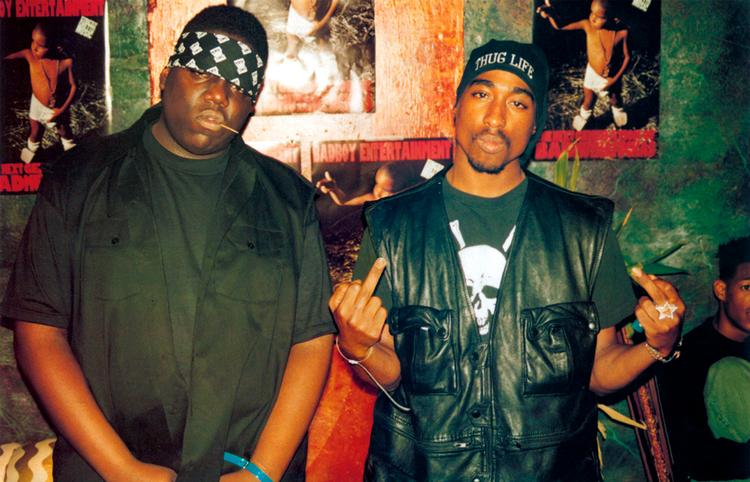   Biggie Smalls og Tupac Shakur var venner. Indtil den ene blev skudt. Podcast Slow Burn fortæller historierne bag den sangomspundne og dødelige konflikt. Foto: Filmfour/Lafayette Films/Ron/Ritzau Scanpix