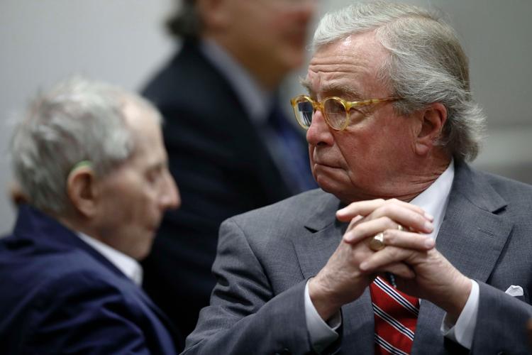  Forsvarsadvokat Dick DeGuerin (th.) repræsenterer rigmanden Robert Durst (tv.) under retssagen i Los Angeles, der begyndte onsdag. Den 76-årige Robert Durst er tiltalt for mordet på sin veninde Susan Berman i 2000.  Durst har siddet fængslet siden 2015. Etienne Laurent-Pool/Getty Images/AFP   Foto: Pool/Ritzau Scanpix
