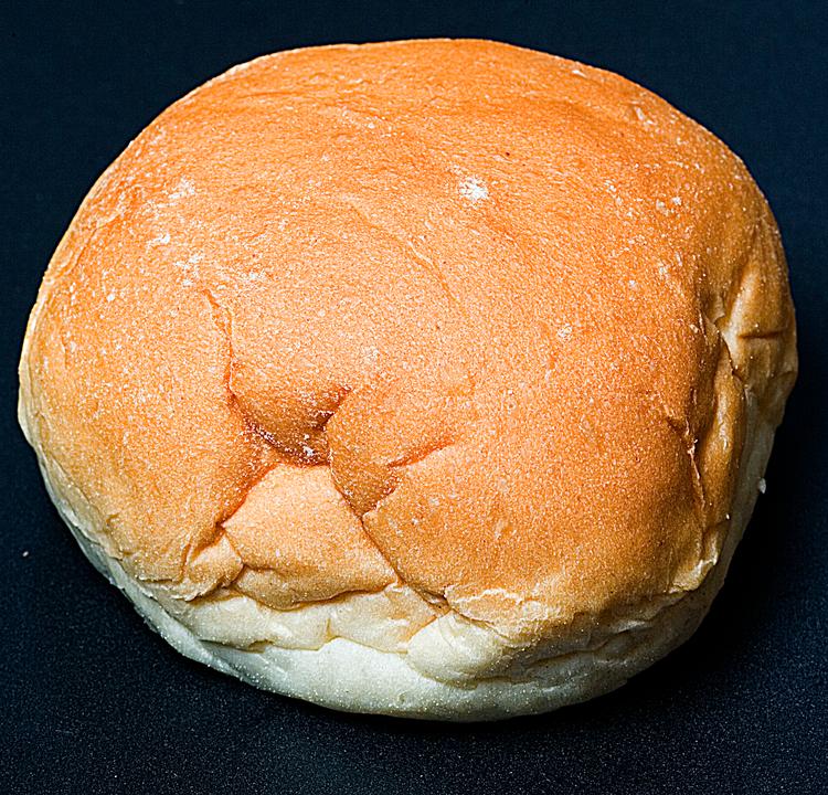 Når tilværelsen viser tænder, kan det være rart at lade gebisset synke ned i den vattede, bløde hvedebolle. Og det gælder uanset alder.  Foto: Johnny Frederiksen/POLFOTO