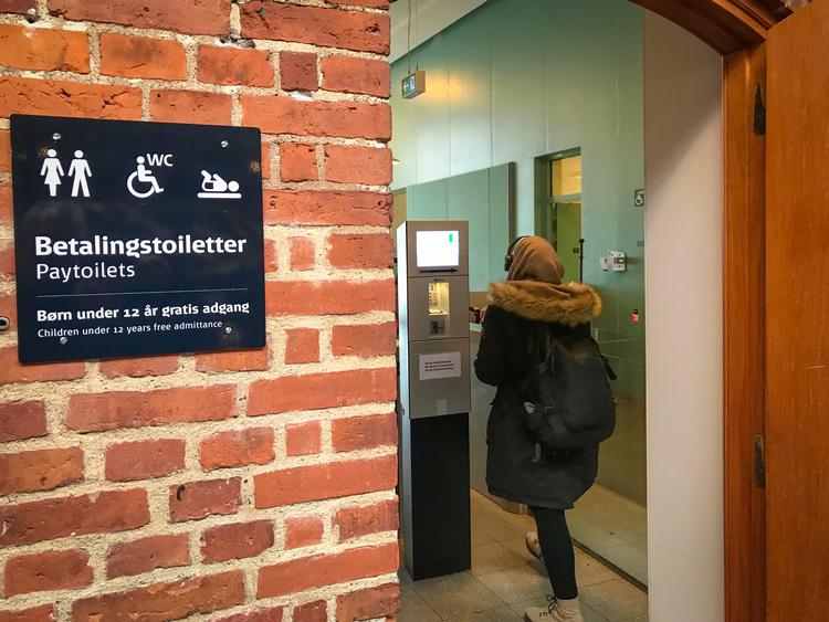 Skam dig, København. Det er trist at flå pengene op af lommen på folk, der virkelig er i en situation, hvor alternativet er at tisse i en port.  Foto: Per Munch