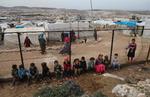 Syriske børn på hegnet omkring en lejr for interne flygtninge i den nordlige Idlib-provins, som Assad-diktaturet har svoret at ville erobre tilbage. Foto: Aaref Watad/Ritzau Scanpix