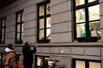 Døren var låst, da to medlemmer af Alternativet ankom et par minutter efter 19 til dialogmøde i København. Medlemmerne fik dog andre til at åbne døren - og ligesom partifællerne ville de ikke sige noget til Politiken, før de gik ind.  Foto: Ivan Boll