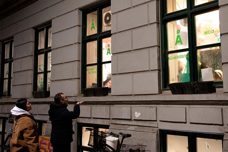 Døren var låst, da to medlemmer af Alternativet ankom et par minutter efter 19 til dialogmøde i København. Medlemmerne fik dog andre til at åbne døren - og ligesom partifællerne ville de ikke sige noget til Politiken, før de gik ind.  Foto: Ivan Boll