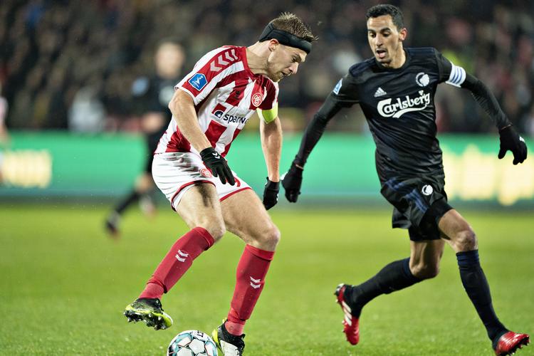 AaB's Tom van Weert i duel mod FC Københavns Carlos Zeca i kvartfinalekampen mellem Aab og FC København i Sydbank Pokalen. AaB vandt kampen 2-0 og skal i semifinalen møde AGF. Foto: Henning Bagger/Ritzau Scanpix
