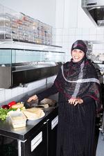Send Flere Krydderier er et professionelt køkken, som blev etableret i 2014. Send Flere Krydderier leverer catering og driver et spiseri og en café på Nørrebro i København. Det er en social-økonomisk virksomhed, hvilket betyder, at den har et socialt sigte og hjælper etniske minoritetskvinder med at få fodfæste på arbejdsmarkedet. Foto: Marie Bentzon