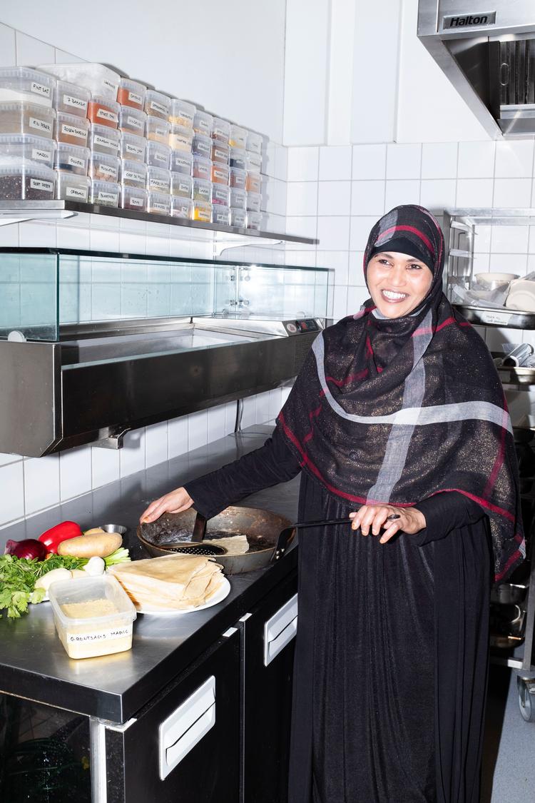 Send Flere Krydderier er et professionelt køkken, som blev etableret i 2014. Send Flere Krydderier leverer catering og driver et spiseri og en café på Nørrebro i København. Det er en social-økonomisk virksomhed, hvilket betyder, at den har et socialt sigte og hjælper etniske minoritetskvinder med at få fodfæste på arbejdsmarkedet. Foto: Marie Bentzon
