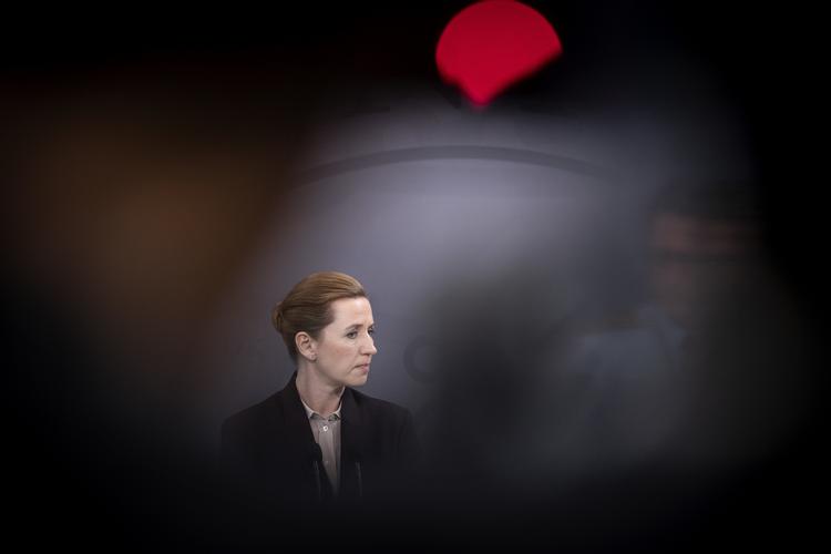 Statsminister Mette Frederiksen, orienterer om situationen vedrørende COVID-19 og nye tiltag for at inddæmme smitte i Danmark på et pressemøde i Spejlsalen i Statsministeriet  Foto: Liselotte Sabroe/Ritzau Scanpix