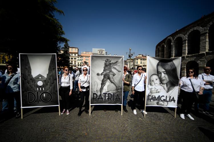 Aktivister fra det stærkt højrenationale italienske parti Forza Nuova holder bannere, hvor der står 'Gud', 'Fædreland' og 'Familie' i Verona i marts 2019. Her afholdt den internationale sammenslutning World Congress of Familes en konference. Den blev støttet af daværende viceministerpræsident Matteo Salvini. 
 Foto: Filippo Monteforte/Ritzau Scanpix