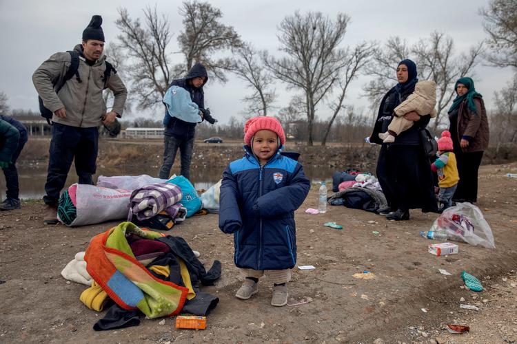 Et par kilometer fra grænseovergangen Pazarkule har mere end 100 flygtninge slået sig ned. Drengen Azzam er to 2 år og fra idlib. Han flygtede til Tyrkiet med sin mor, far og lillesøster for omkring otte måneder siden. Foto: Jacob Ehrbahn/POLFOTO