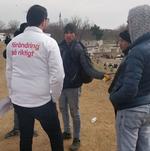 Jimmie Åkesson fra Sverigedemokraterna delte løbesedler ud i Erdine i Tyrkiet tæt grænsen mellem Grækenland og Tyrkiet onsdag 4. marts.  Foto: Sverigedemokraterna/Ritzau Scanpix