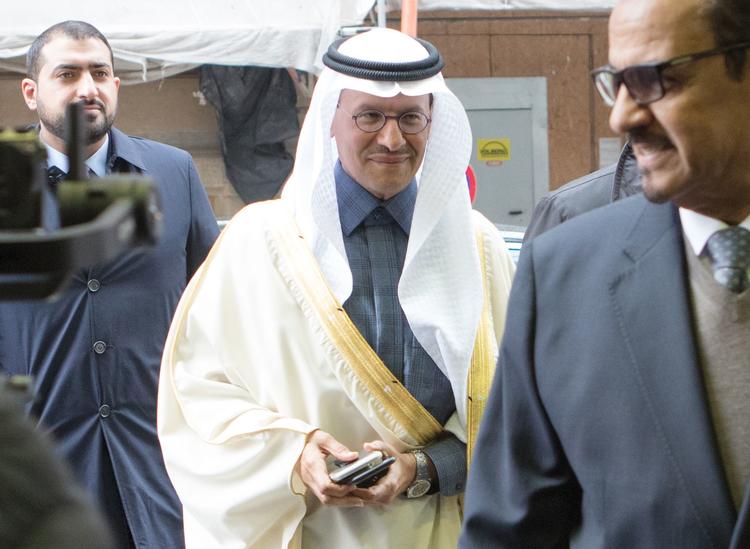 Prins Abdulaziz bin Salman Al-Saud, energiminister i Saudi-Arabien ankommer til mødet i Wien fredag.  Foto: Alex Halada/Ritzau Scanpix