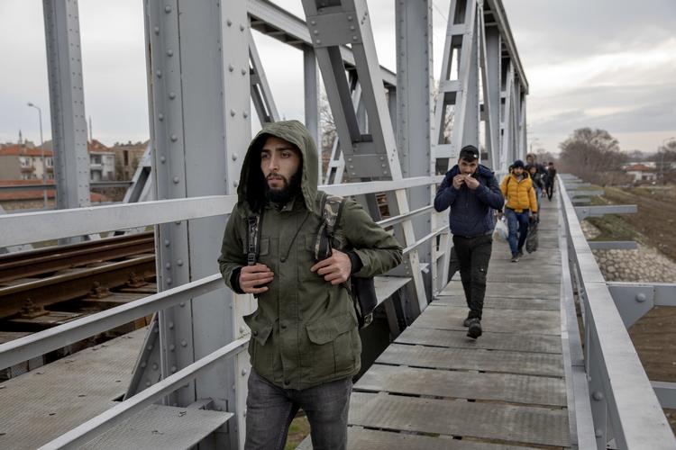 Grænsen til Grækenland er lukket. Alligevel har Tyrkiet hjulpet flygtninge fra blandt andet Syrien med at komme hen til grænseovergangen, hvor græsk politi afviser dem i stort tal. Foto: Jacob Ehrbahn/POLFOTO