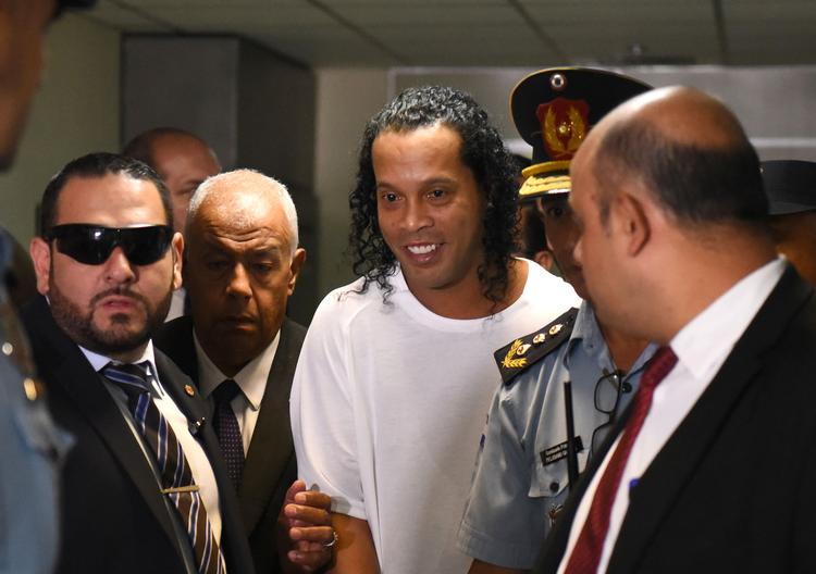 Ronaldinho på vej til afhøring i Asuncion, Paraguay.  Foto: Norberto Duarte/Ritzau Scanpix