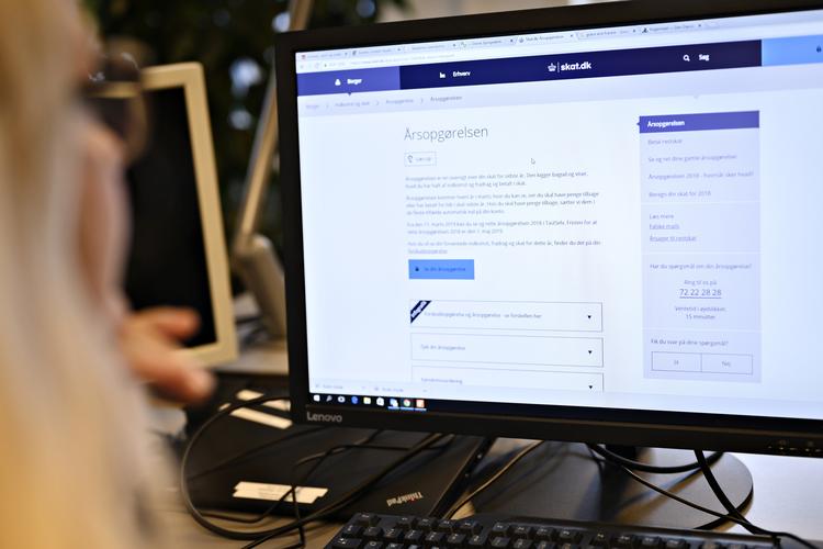     Tusindvis af danskere sidder netop nu i kø på Skattestyrelsen hjemmeside for at få lov til at tjekke deres årsopgørelse. (arkiv) Foto: Philip Davali/Philip Davali