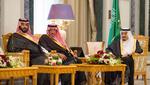 Kronprins Mohammed bin Salman har ifølge flere medier anholdt sin fætter, tidligere kronprins Mohammed bin Nayef  (i midten). Her ses de to under et møde med kong  Salman (th.) i 2017. Foto: Bandar Al-jaloud/Ritzau Scanpix