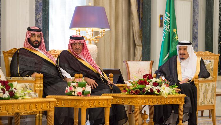 Kronprins Mohammed bin Salman har ifølge flere medier anholdt sin fætter, tidligere kronprins Mohammed bin Nayef  (i midten). Her ses de to under et møde med kong  Salman (th.) i 2017. Foto: Bandar Al-jaloud/Ritzau Scanpix