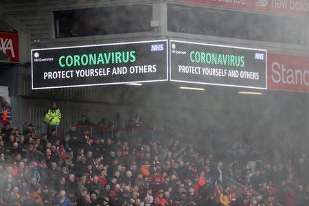 Under lørdagens kamp på Anfield blev der opfordret til, at fodboldfans passer på sig selv og hinanden, men det kan være svært, når der er mere end 50.000 mennesker på et stadion.  Foto: Carl Recine/Ritzau Scanpix