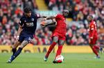 Den danske Bournemouth-spiller Philip Billing (tv.) i nærkamp med Liverpools matchvinder Sadio Mané under lørdagens Premier League-kamp på Anfield i Liverpool. Foto: Phil Noble/Ritzau Scanpix