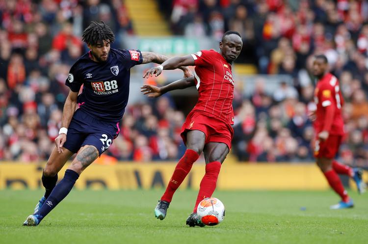Den danske Bournemouth-spiller Philip Billing (tv.) i nærkamp med Liverpools matchvinder Sadio Mané under lørdagens Premier League-kamp på Anfield i Liverpool. Foto: Phil Noble/Ritzau Scanpix