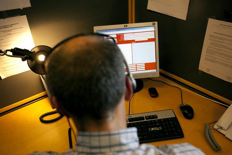 Vagtlægen i Region Hovedstaden på nummeret 1813 i går fik 462 opkald om coronavirus. Det er alt for mange, lyder det fra Rigspolitiet, som vil have raske borgere med spørgsmål til at ringe på Sundhedsstyrelsens coronahotline på  70 20 02 33. Foto: Per Folkver/Ritzau Scanpix