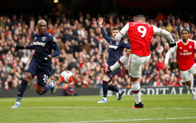 Alexandre Lacazette scorer i opgøret Arsenal-West Ham kampens eneste mål, der først skulle en grundig tur gennem VAR-bestyrerne.  Foto: John Sibley/Ritzau Scanpix
