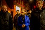 Beboerformand Søren Rud, statsminister Mette Frederiksen og overborgmester Frank Jensen på den natlige vandretur gennem Indre Bys værtshusgader. Foto: Mads Nissen/POLFOTO