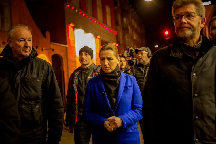 Beboerformand Søren Rud, statsminister Mette Frederiksen og overborgmester Frank Jensen på den natlige vandretur gennem Indre Bys værtshusgader. Foto: Mads Nissen/POLFOTO