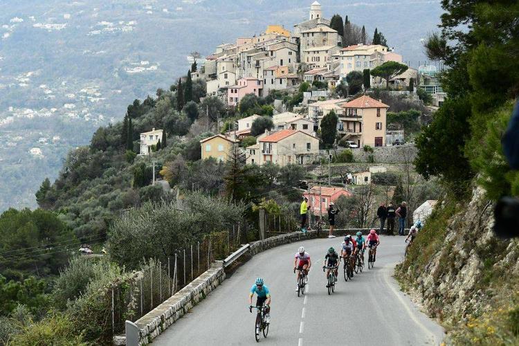 Paris-Nice byder altid på fantastiske scenerier, men et som dette dukker først op i næste weekend, når rytterne giver sig i kast med strabadserne omkring Nice. Foto: ASO/Alex Broadwau. 