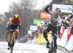 Maximilian Schachmann jubler over sejren på den begivenhedsrige 1. etape i Paris-Nice. Foto: Alain Jocard/Ritzau Scanpix