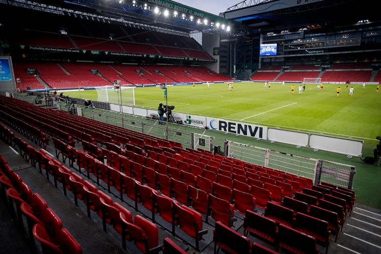 Parken var uden tilskuere til kampen mellem FCK og Horsens for at begrænse risikoen for smitte af coronavirus. Der manglede energi og atmosfære i kampen, som gæsterne fra Østjylland vandt 1-0. Foto: Jens Dresling/POLFOTO