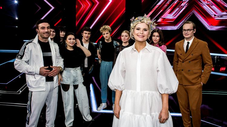 Sofie Linde ses her med deltagerne i det publikumløse 'X Factor'-liveshow i fredags.  Foto: Lasse Lago