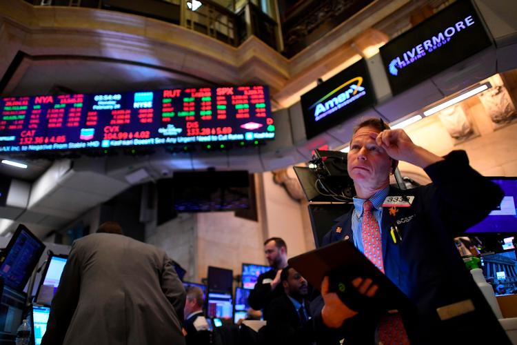 Mandag morgen er aktiemarkeder i både Asien og Europa ramt af fald. Årsagerne er fald i oliepriserne og coronasmitten. Foto: Johannes Eisele/Ritzau Scanpix Foto: Johannes Eisele/Ritzau Scanpix