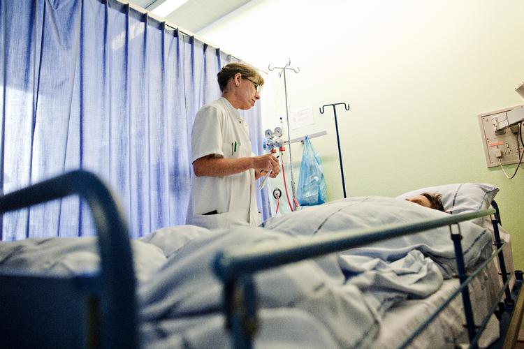 En epidemi har den karakter, at den de første mange uger stiger eksponentielt, og for Covid-19 gælder, at fordoblingshastigheden er 6 dage. For Danmark kan vi forvente omkring 500 smittede inden udgangen af marts, og i april går det for alvor løs, skriver Kenneth Jensen, overlæge i anæstesiologi og intensiv terapi, i dette indlæg.  Arkivfoto Peter Mydske