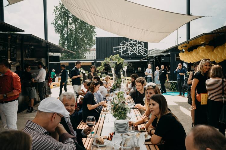 Manifest-markedet byder på mad fra hele verden. Foto: Prague City Tourism