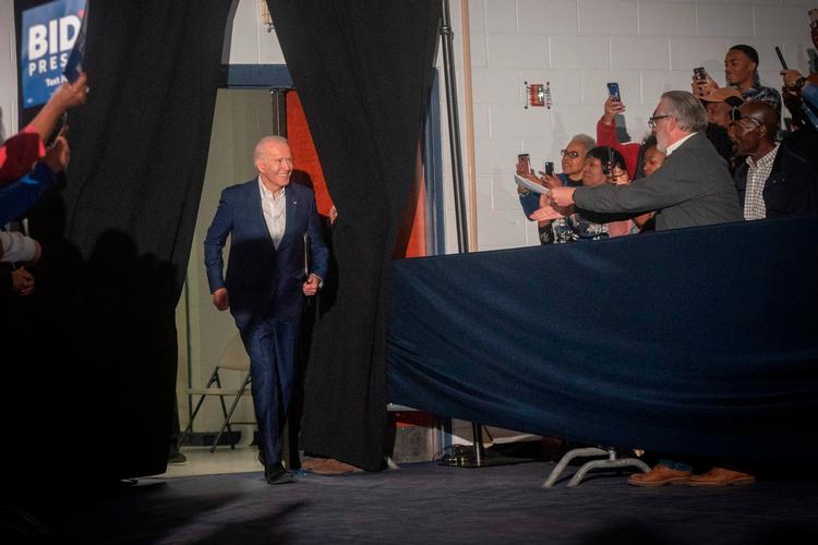 Joe Biden, der her ankommer til et vælgermøde i Mississippi, rammer mange vælgere med sin tragiske familiehistorie og meritter, men der er også bekymring over flere besynderlige fortalelser og forglemmelser fra hans side. Foto: Emily Kask/Ritzau Scanpix