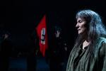 Karen Lise-Mynsters Mutter Courage er forsonende menneskelig som slagmarkens hyæne men bliver mere og mere forrået, i takt med at krigen æder hendes børn. Foto: Miklos Szabo