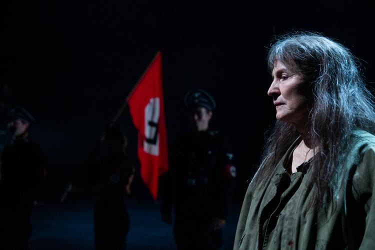 Karen Lise-Mynsters Mutter Courage er forsonende menneskelig som slagmarkens hyæne men bliver mere og mere forrået, i takt med at krigen æder hendes børn. Foto: Miklos Szabo