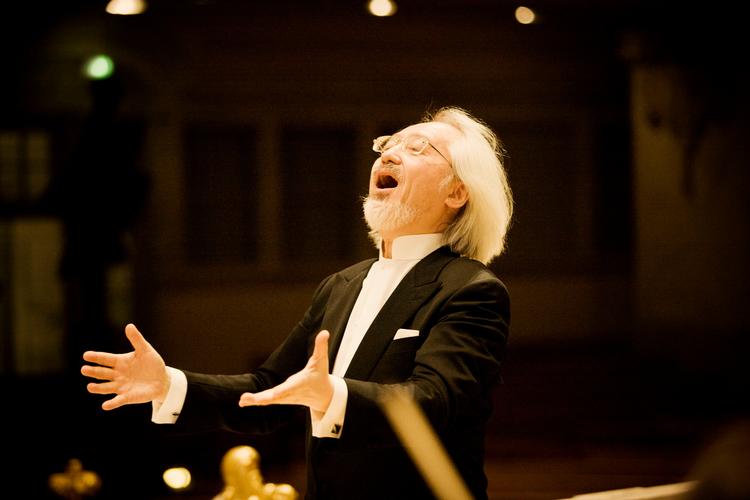 Masaaki Suzuki er en af vor tids største eksperter i Bachs musik. Men ved cembaloet er han ikke helt så flamboyant, som her, hvor han ses dirigere. Foto: Marco-Borggreve