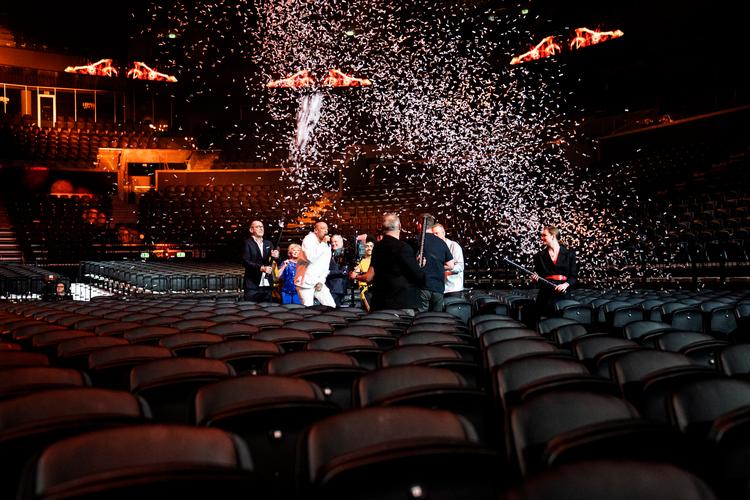 Det føltes fladt, da Wafande bevægede sig ned gennem de tomme stolerækker med sangen 'Gi' mig et smil' til dette års danske Melodi Grand Prix. Foto: Ida Guldbæk Arentsen/Ritzau Scanpix