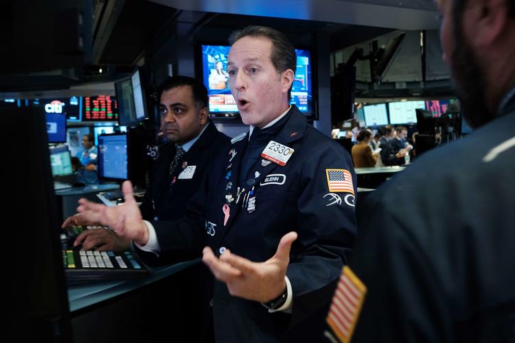 Al handel blev stoppet i et kvarter på børsen i New York, fordi aktiekurserne fald drastisk. Foto: Spencer Platt/Ritzau Scanpix