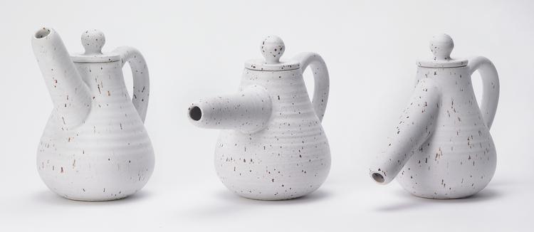 Dick-pic pots kalder Claydies disse tekander, som man blive foreviget sammen med, hvis man stiller sig bag dem og tager et foto. Som gæst kan man selv vælge, hvilken stemning man vil dele med sine omgivelser.  Foto: Mads Hagedorn-Olsen