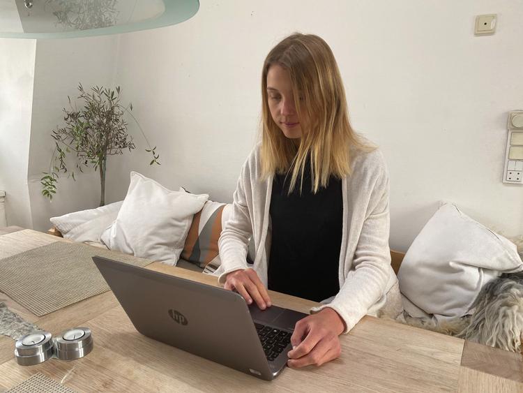 Selv om Emma Bostrup forstår beslutningen, er det en underlig situation ikke at måtte komme i skole som sædvanlig. Privatfoto. Privatfoto 