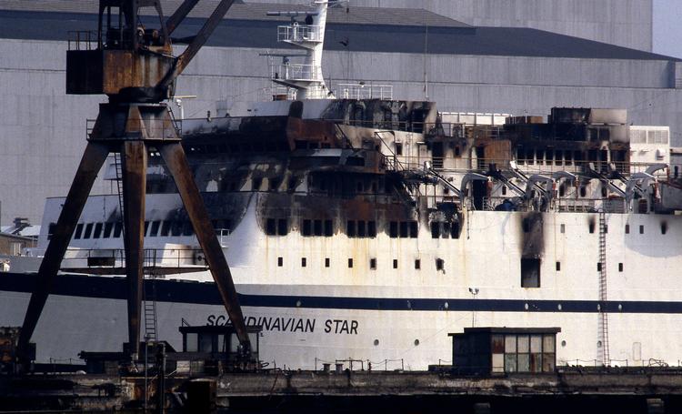 Det udbrændte 'Scandinavian Star' ligger til kaj i april 1990.    Foto: Carsten Ingemann/POLFOTO