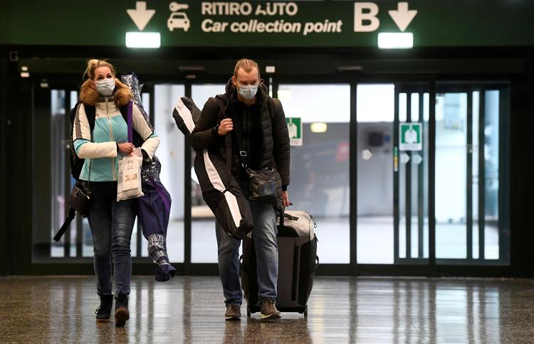   Folk i lufthavnen i  Malpensa Lufthvan tæt på Milano. Foto: Flavio Lo Scalzo/Ritzau Scanpix