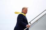 Donald Trump ses her på vej om bord Air Force One i Orlando Sanford International Airport i Florida. Med på flyet var ifølge nyhedsbureauet Reuters også et republikansk kongresmedlem, som efterfølgende er gået i selvvalgt karantæne. Det sker, efter at politikeren har opdaget at have deltaget i en konference med en person, som er smittet. Foto: Tom Brenner/Ritzau Scanpix