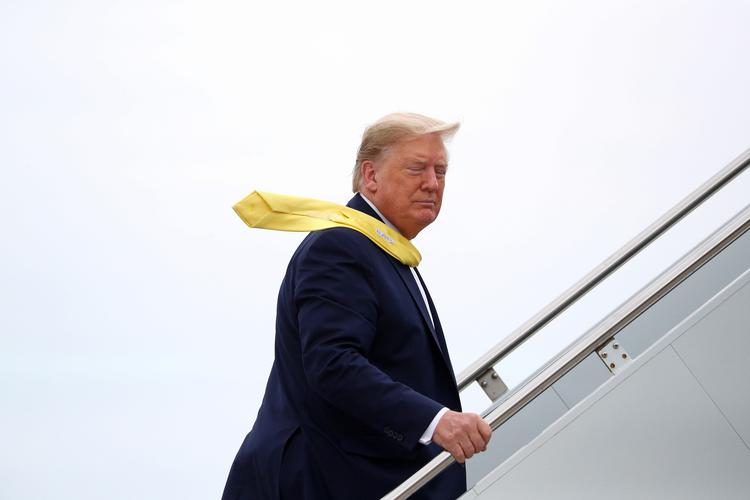 Donald Trump ses her på vej om bord Air Force One i Orlando Sanford International Airport i Florida. Med på flyet var ifølge nyhedsbureauet Reuters også et republikansk kongresmedlem, som efterfølgende er gået i selvvalgt karantæne. Det sker, efter at politikeren har opdaget at have deltaget i en konference med en person, som er smittet. Foto: Tom Brenner/Ritzau Scanpix