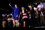 Har den tidligere demokratiske præsidentkandidat Amy Klobuchar (tv.) virkelig bedt en kvindelig ansat om at tørbarbere sine ben under skrivebordet, mens Klobuchar selv talte i telefon? Klobuchar støtter nu Joe Biden.   Foto: Elizabeth Frantz/Ritzau Scanpix