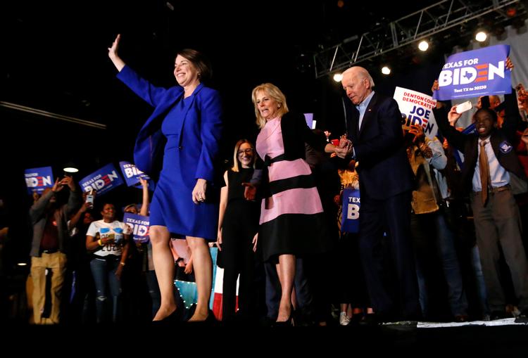 Har den tidligere demokratiske præsidentkandidat Amy Klobuchar (tv.) virkelig bedt en kvindelig ansat om at tørbarbere sine ben under skrivebordet, mens Klobuchar selv talte i telefon? Klobuchar støtter nu Joe Biden.   Foto: Elizabeth Frantz/Ritzau Scanpix