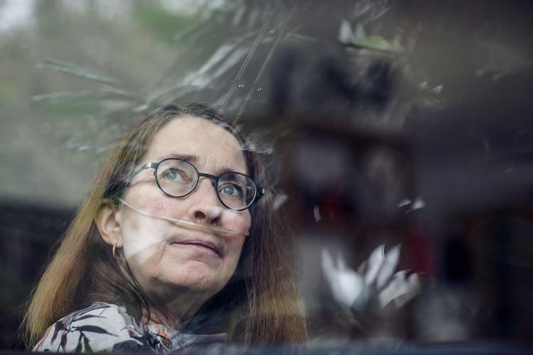    For Dorte Chabert er det at blive smittet med corona et skrækscenarie, som kan koste hende livet - eller muligheden for en lungetransplantation. Foto: Miriam Dalsgaard/POLFOTO